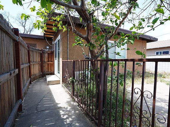 2nd image of 1405 N Riverside Ave