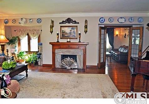 5-1405 Three Mile Living rm.jpg