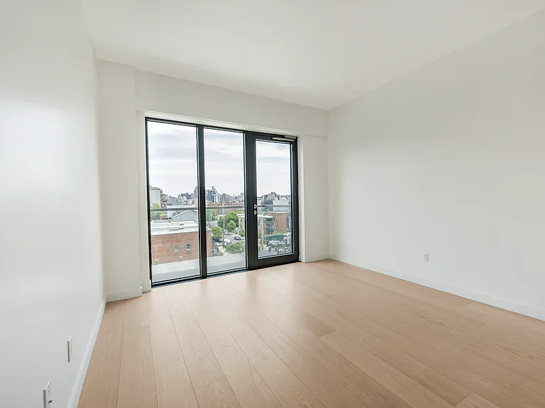 30-05 Vernon Blvd #2H — Photo 3