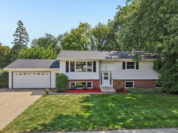 401 Woodview Dr, Sun Prairie, WI 53590