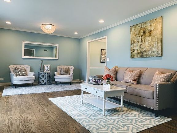 3rd image of 1015 E Viator Ct