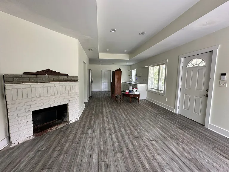 490 Barnett Dr — Photo 3