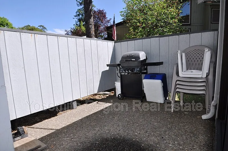 3 bed, 2.0 bath, 984 sqft, $1,700 — Photo 2
