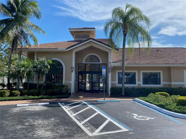 450 Palm Cir W APT 301, Hollywood, FL 33025
