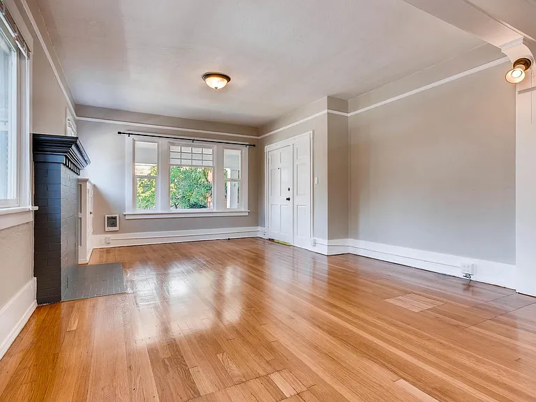 2106 NE Flanders St — Photo 2