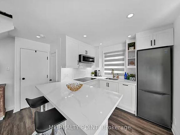 5th image of 49 Manderley Dr