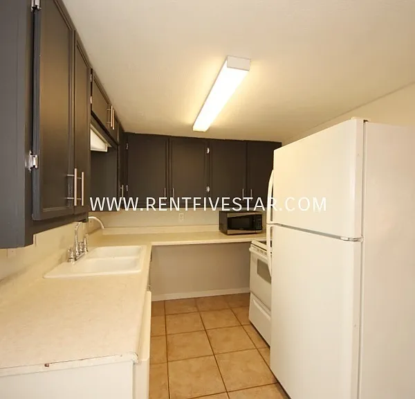 1132 E Poplar St — Photo 4