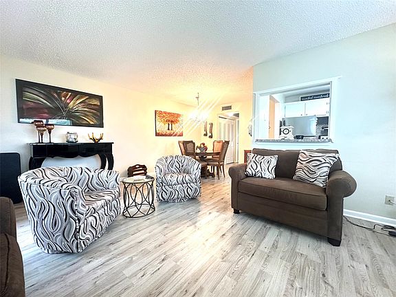 4th image of 344 Markham P #344