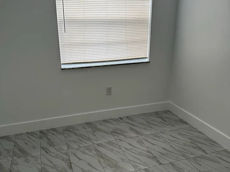 548 SW 6th St #3 — Photo 5