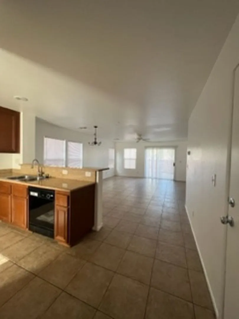 Henderson 3 Bedroom in Gated Community! — Photo 4