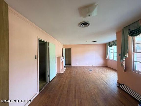 3rd image of 2815 Roselawn Dr