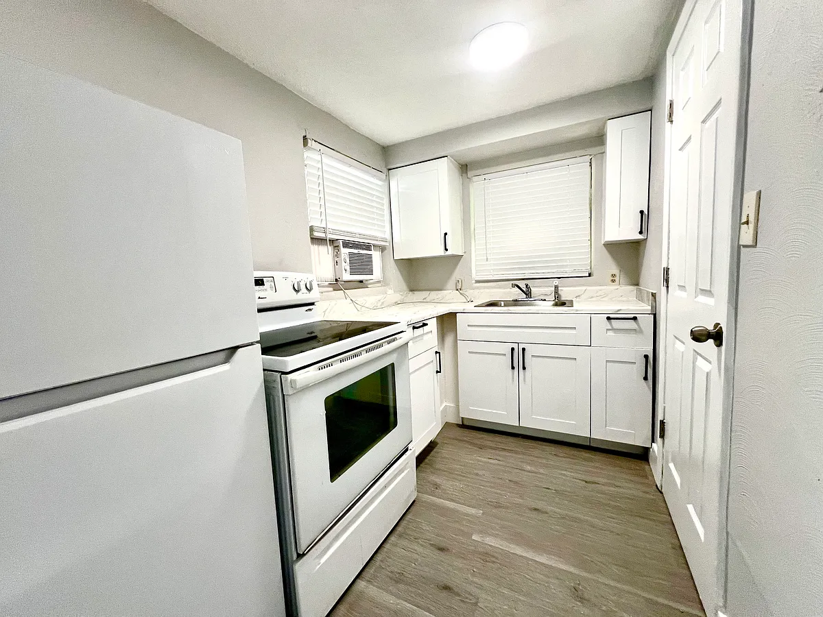 Building Photo - 426 Dummitt Ave #E
