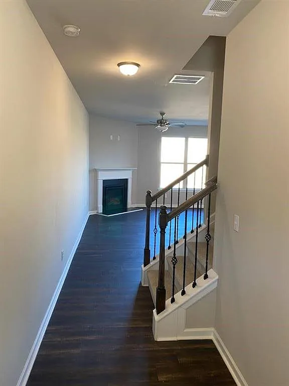 3 bed, 2.5 bath, 1949 sqft, $2,095 — Photo 3