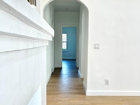4th image of 923 N Gardner St #927