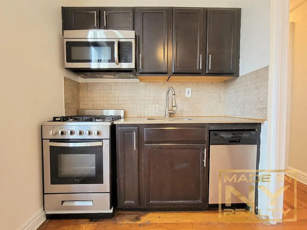 25-23 31st Avenue — Photo 2