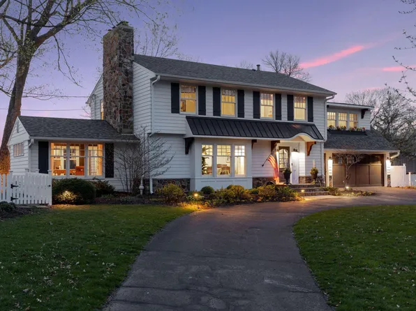 18202 Shavers Lake Dr, Deephaven, MN 55391