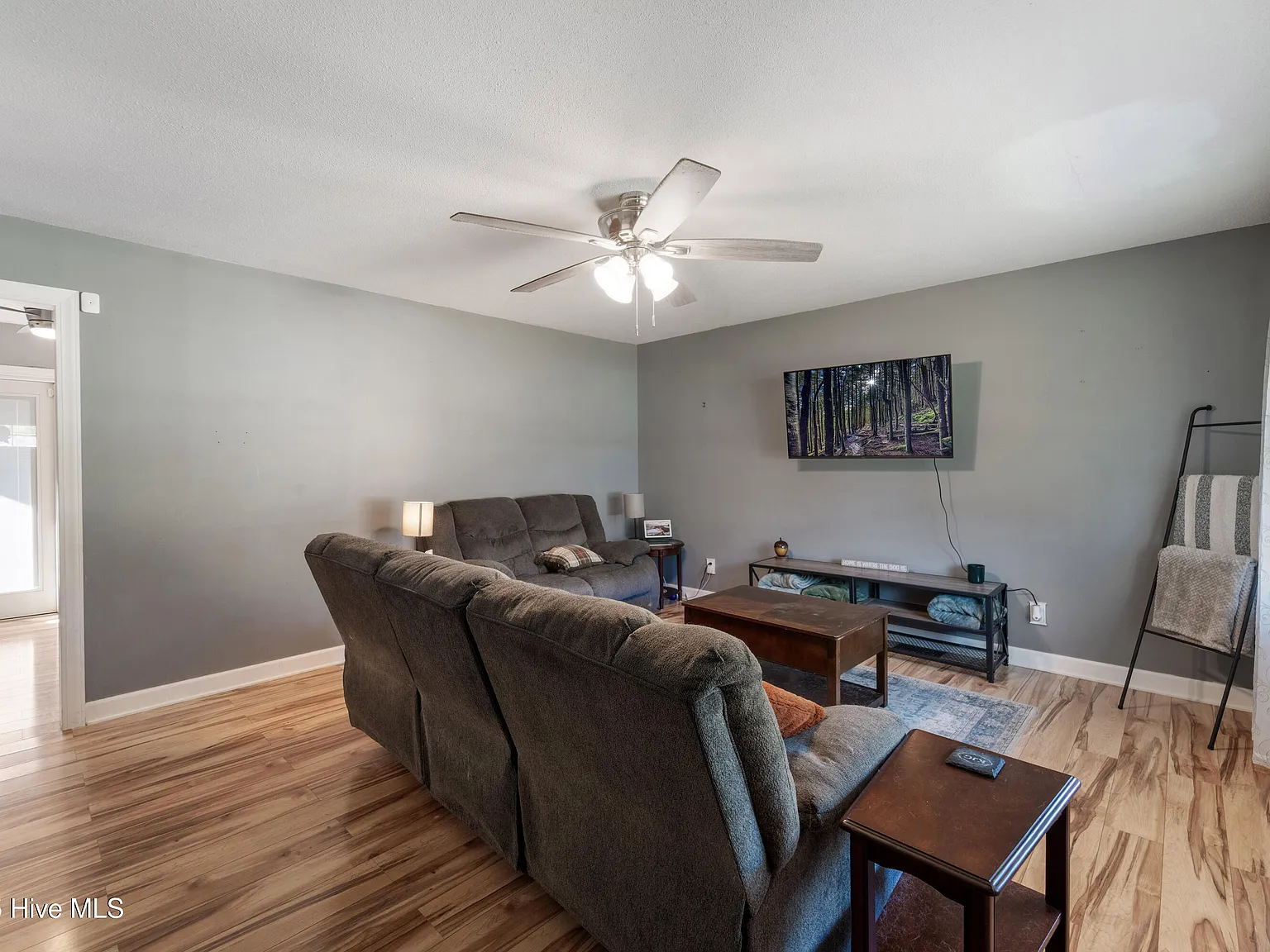 3 bed, 1.5 bath, 1243 sqft, $1,495 — Photo 3