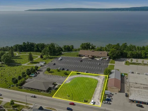 1110 Charlevoix Ave, Petoskey, MI 49770