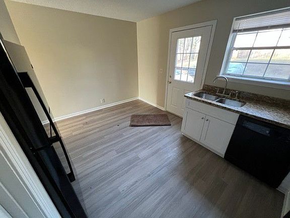 3rd image of 622 Castlegate Dr