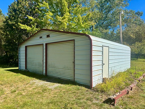 3rd image of 1700 Cauchy Rd