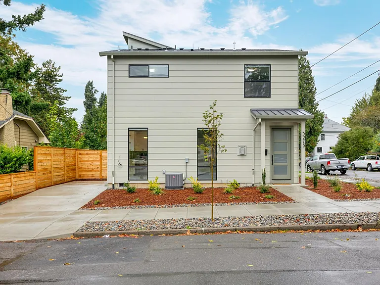 3275 SE Francis St — Photo 1