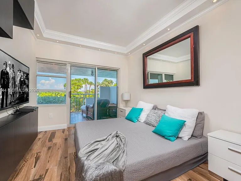 400 S Pointe Dr #307 — Photo 11