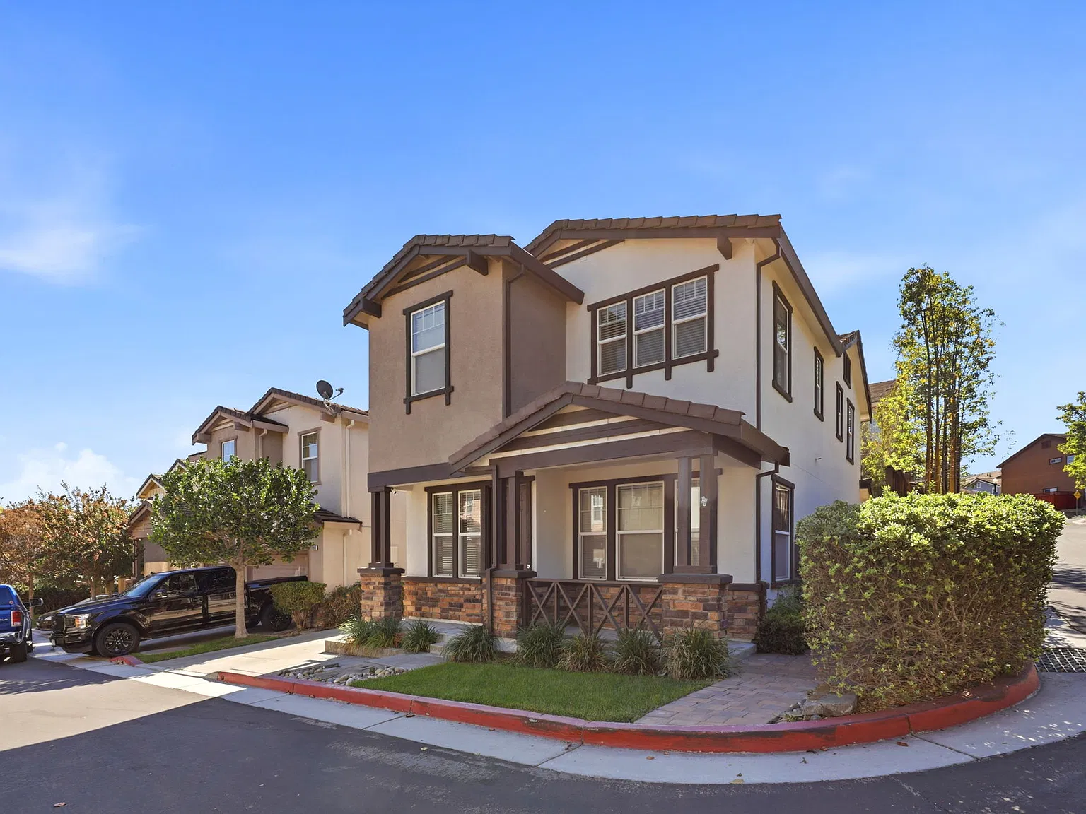 4 bed, 2.5 bath, 2104 sqft, $4,475 — Photo 2
