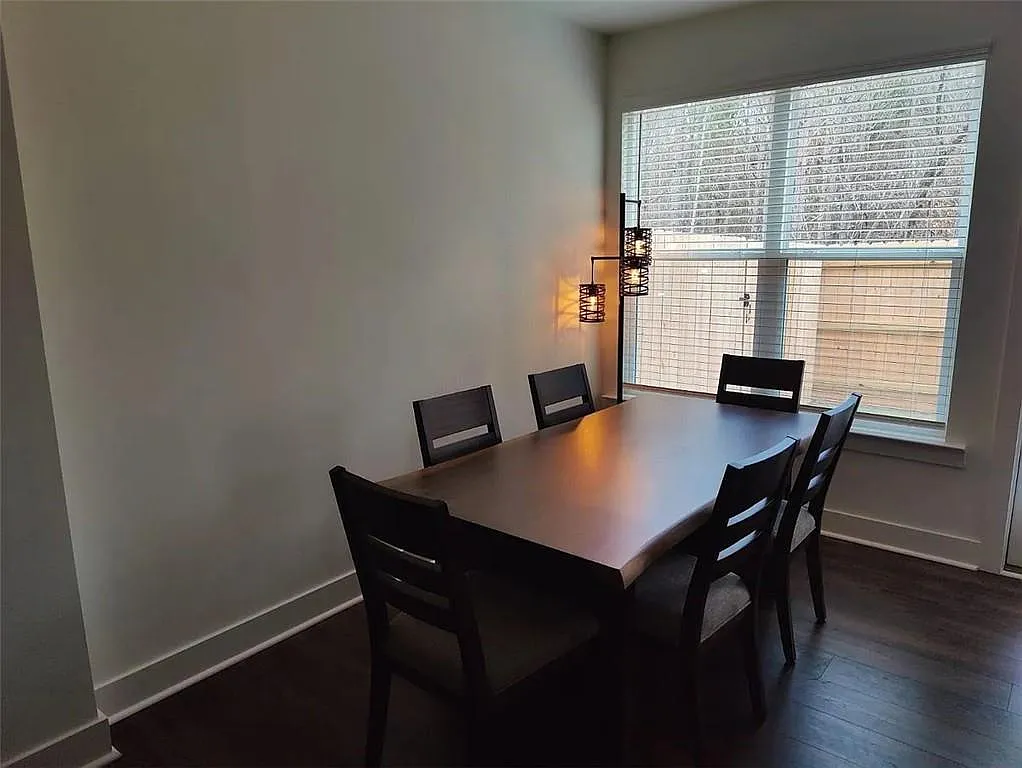 3 bed, 2.5 bath, 1818 sqft, $2,150 — Photo 2