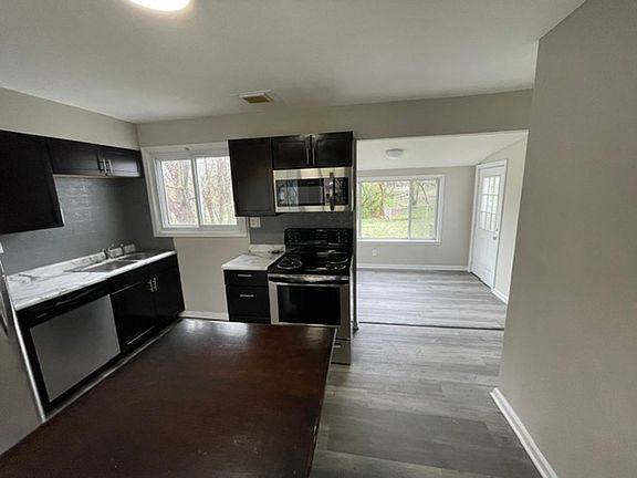 3rd image of 815 Bella Ln