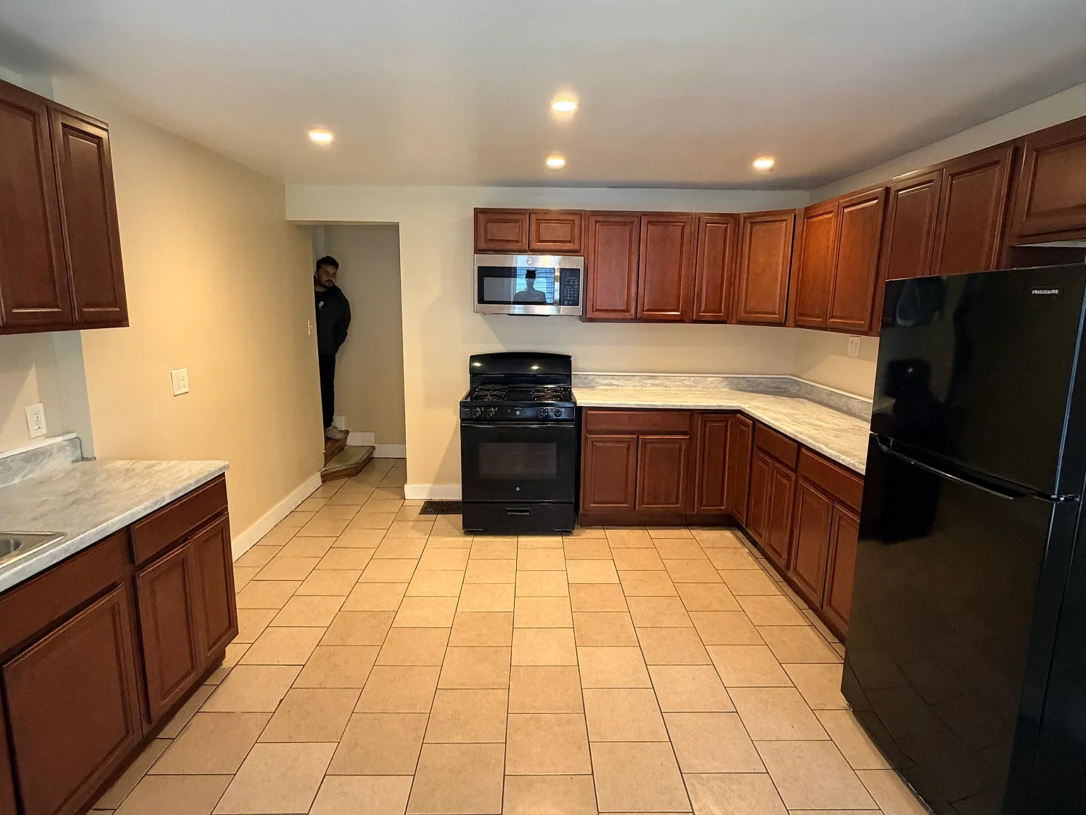 5 bed, $2,300 — Photo 2