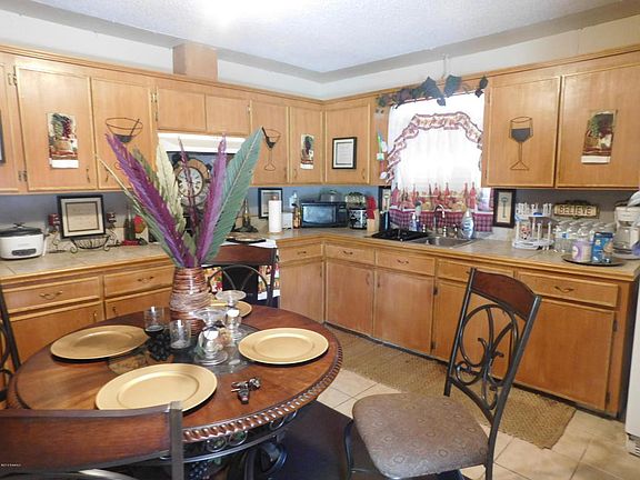 3rd image of 131 Tulip Dr