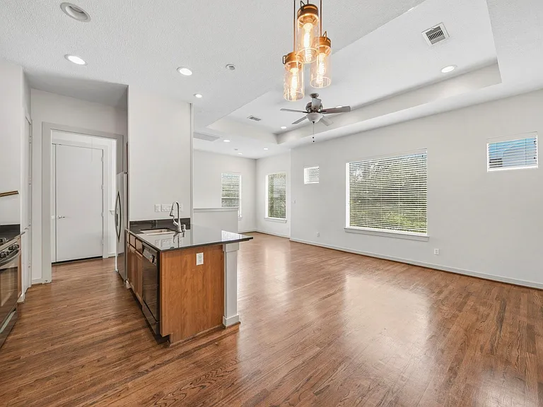 4036 Center St — Photo 14