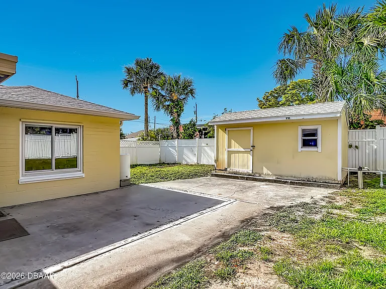 1621 N Oleander Ave — Photo 44