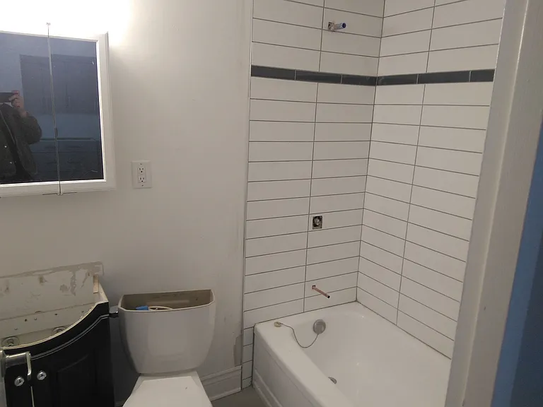 215 Clarence St — Photo 34