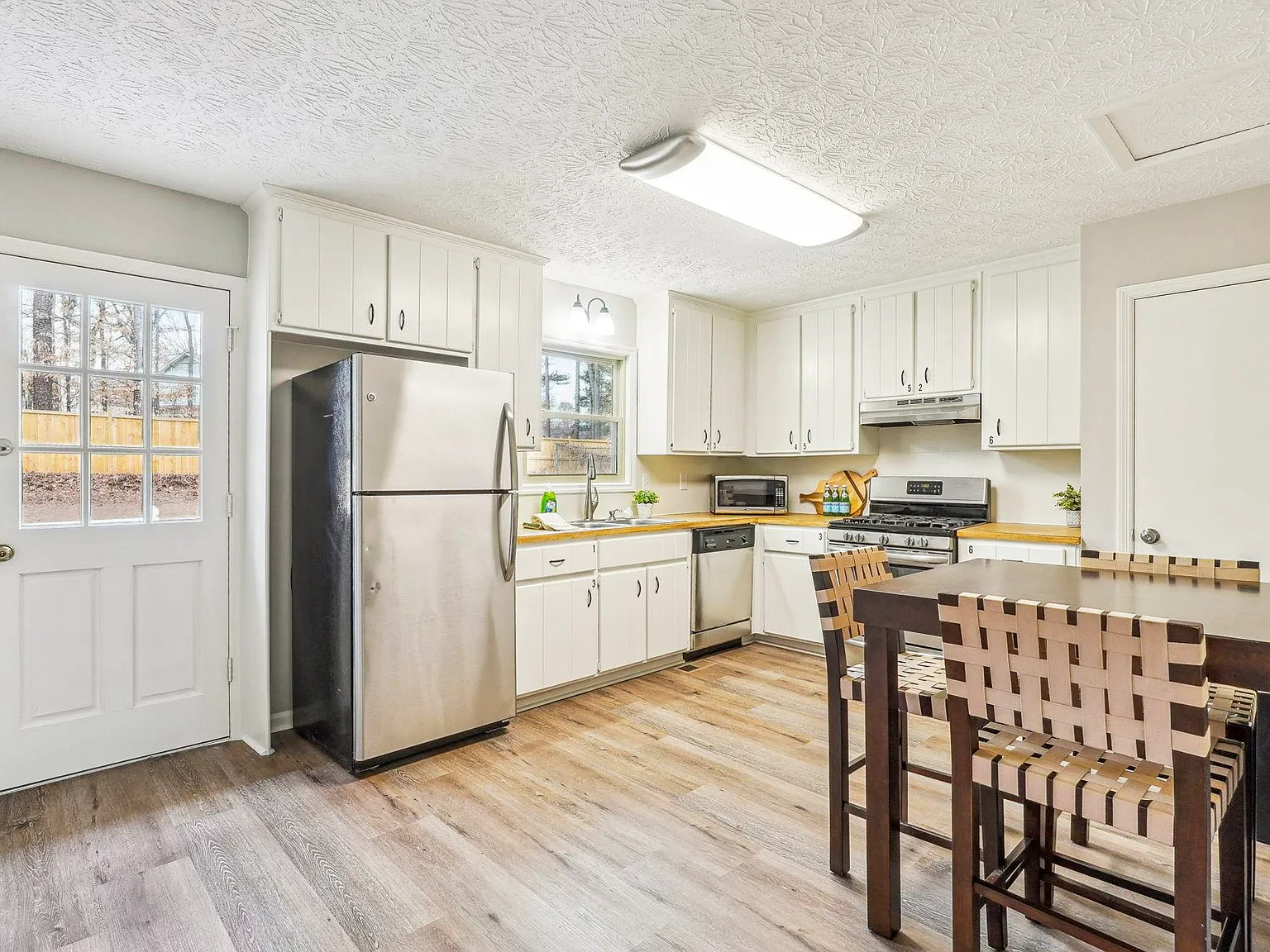 4 bed, 3.0 bath, 1900 sqft, $836 — Photo 4