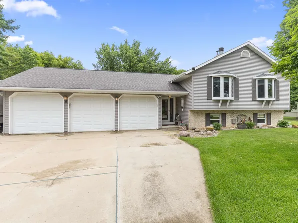 2570 Country Meadow Ct, Green Bay, WI 54313