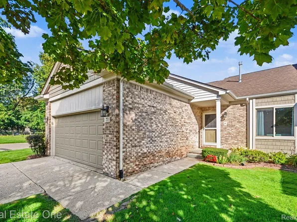 751 Promontory Dr, Milford, MI 48381