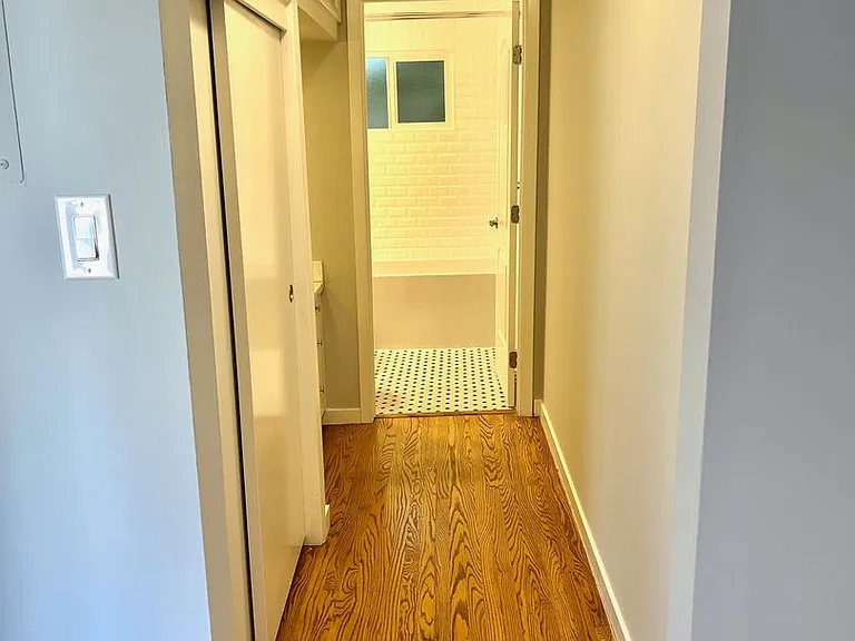 Bellevue Apartments — Photo 21