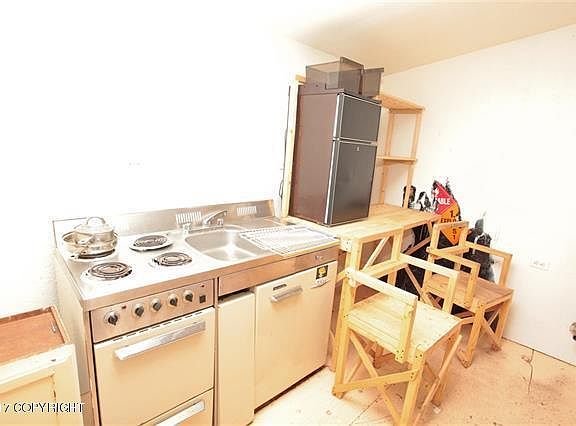 5th image of 3837 Lyle Ave