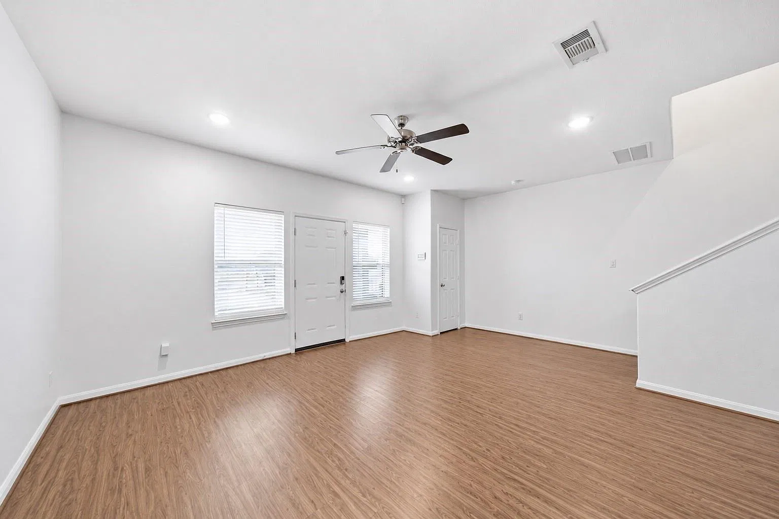 3 bed, 2.5 bath, 1720 sqft, $2,295 — Photo 4