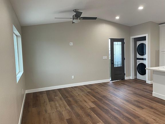 2nd image of 824 S Dune St #B