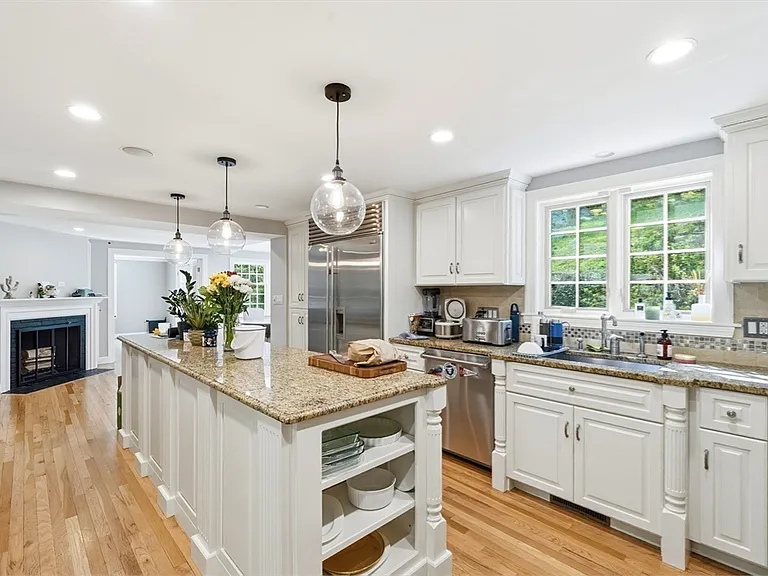 17 Hawthorne Ln — Photo 2
