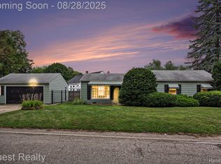 2546 Woodbine Dr, Waterford, MI 48328