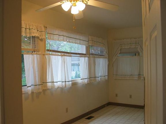 EATING AREA IN KITCHEN