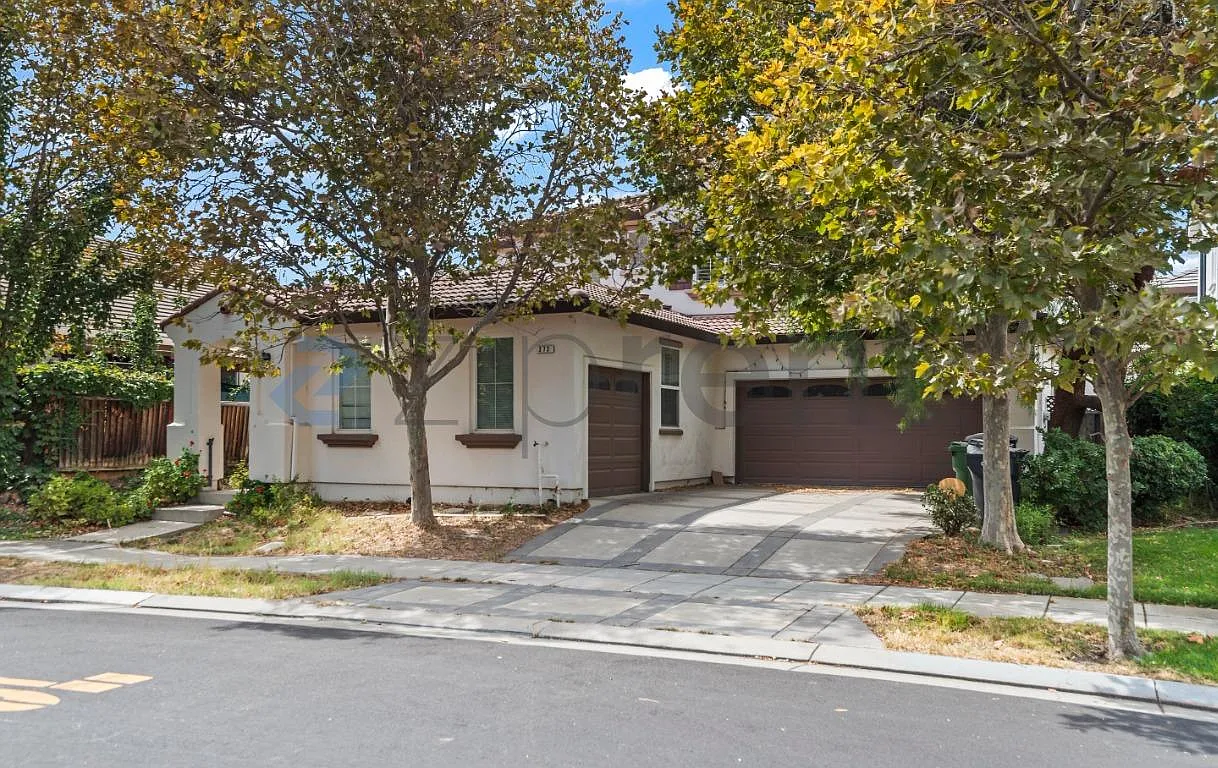 5 bed, 2840 sqft, $3,475 — Photo 2