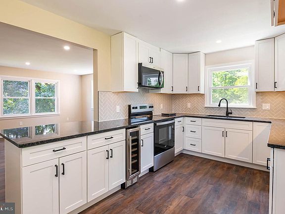 3rd image of 921 Shelbourne Rd