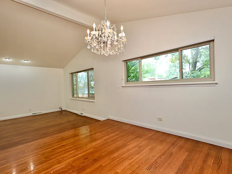 613 Leamington Ave — Photo 7