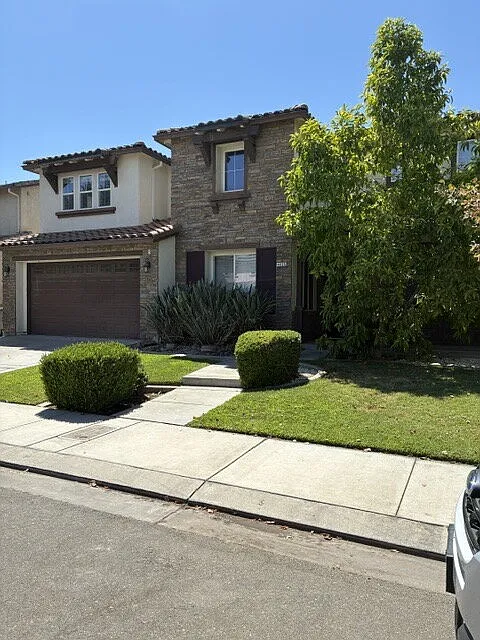 6 bed, 3.5 bath, 3291 sqft, $2,975 — Photo 2