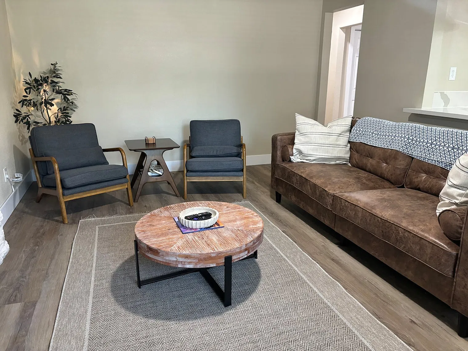 3 bed, 1.0 bath, $4,350 — Photo 3