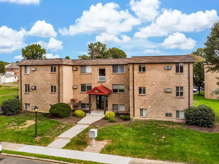 Pear Tree Court Apartments — Photo 16